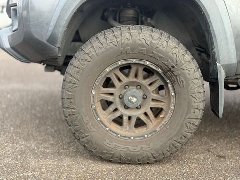 Used 2016 Toyota Tacoma TRD Off-Road image 9