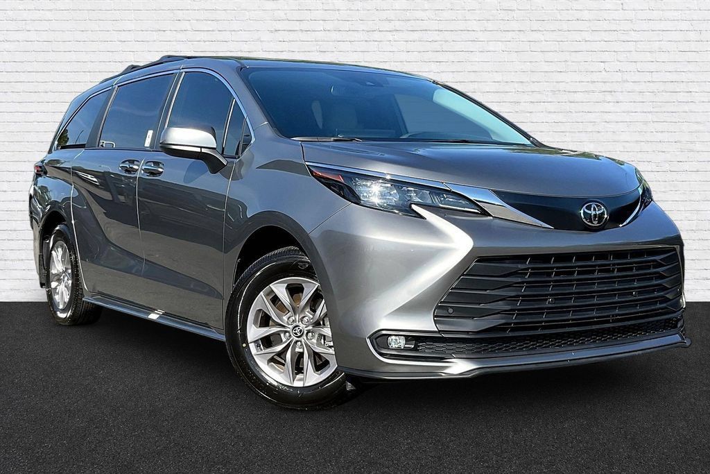 Used 2026 Toyota Sienna XLE FWD image 3