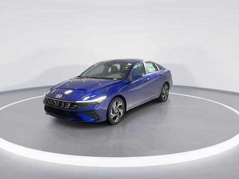 Certified 2025 Hyundai Elantra SEL FWD image 3