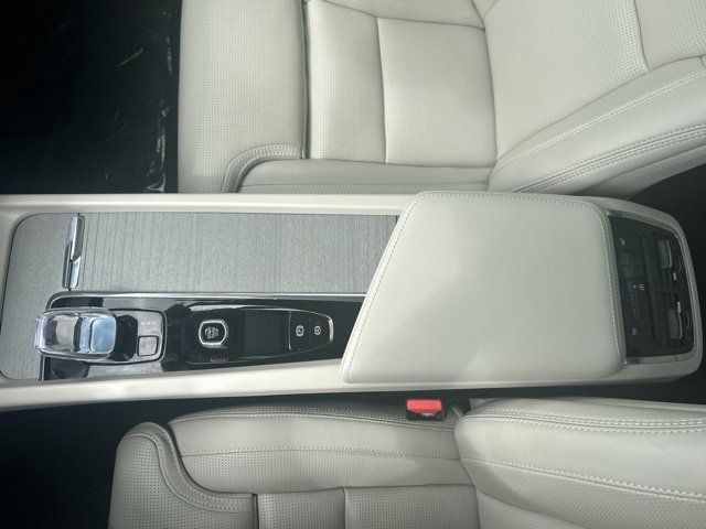 Used 2024 Volvo XC60 B5 Ultimate w/ Protection Package Premier AWD/4WD image 28