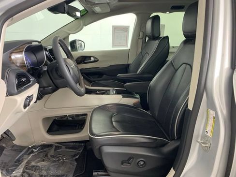 Used 2024 Chrysler Pacifica Limited FWD image 21