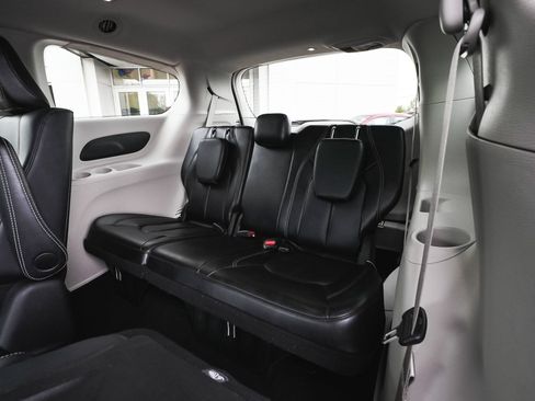 Used 2024 Chrysler Pacifica Limited FWD image 36