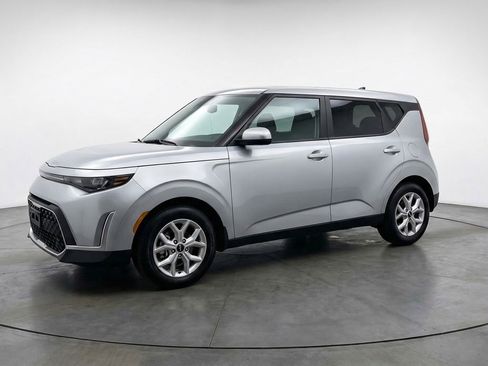 Used 2025 Kia Soul LX w/ LX Technology Package FWD image 3
