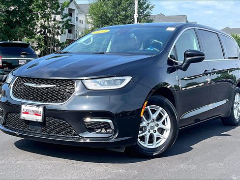 Used 2023 Chrysler Pacifica Touring-L FWD image 1