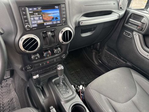 Used 2018 Jeep Wrangler Sahara w/ Connectivity Group image 16