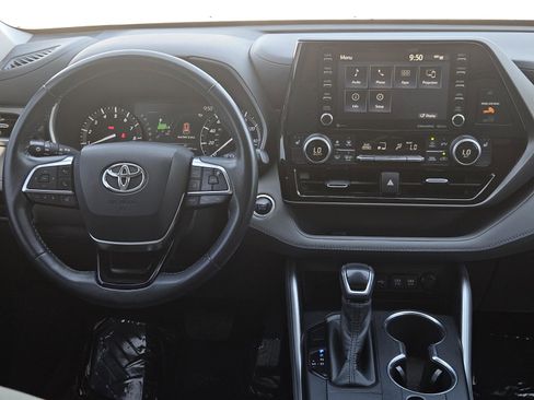 Used 2020 Toyota Highlander XLE image 28