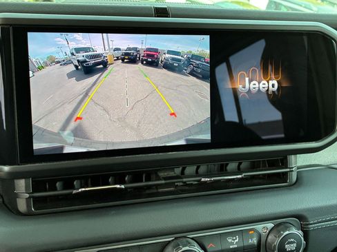 Used 2025 Jeep Wrangler Unlimited Sahara AWD/4WD image 23