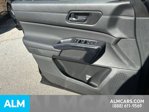 Used 2025 Nissan Pathfinder SV image 18
