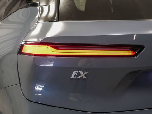 Used 2023 BMW iX xDrive50 w/ Sport Package image 10