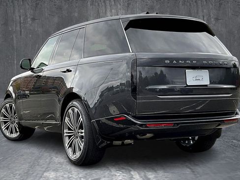 Used 2025 Land Rover Range Rover SE image 3