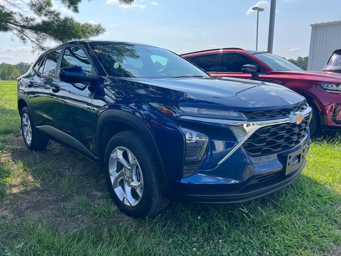 Used 2024 Chevrolet Trax LS w/ LS Convenience Package FWD image 6