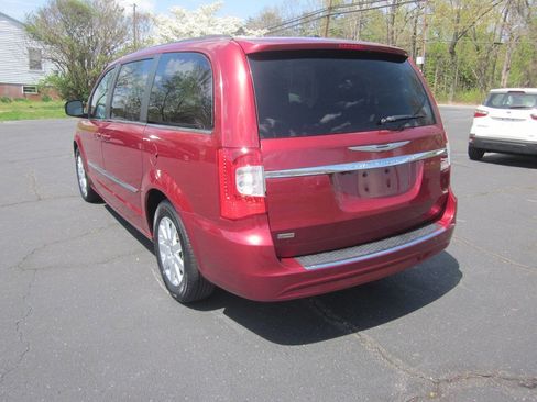 Used 2015 Chrysler Town & Country Touring image 9