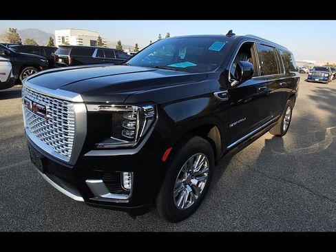 Used 2024 GMC Yukon XL Denali AWD/4WD image 3