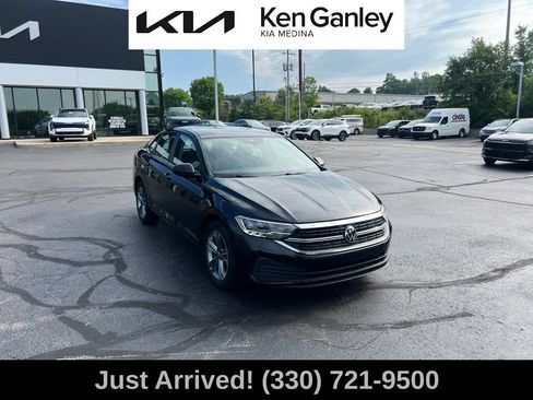 Used 2023 Volkswagen Jetta SE w/ Panoramic Sunroof Package FWD image 3