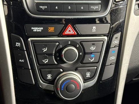 Used 2017 Hyundai Elantra GT image 31