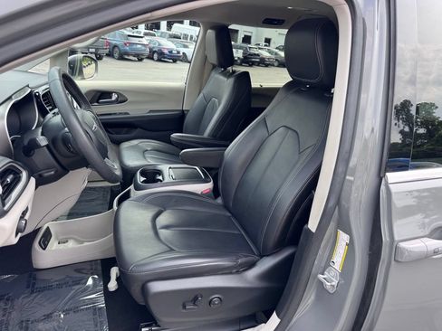 Used 2023 Chrysler Pacifica Touring-L FWD image 18