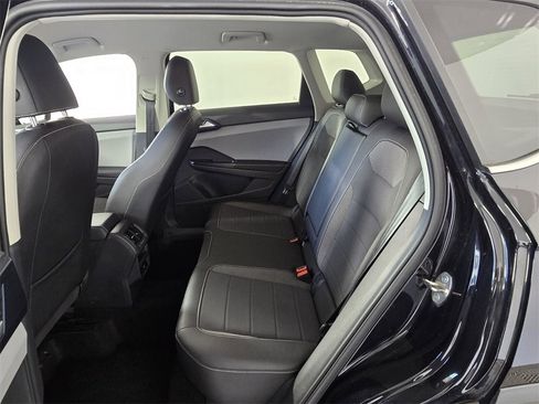 Used 2024 Volkswagen Taos SE image 8