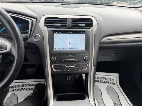 Used 2019 Ford Fusion SE FWD image 13
