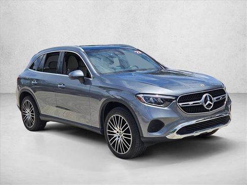 Used 2023 Mercedes-Benz GLC 300 4MATIC image 3