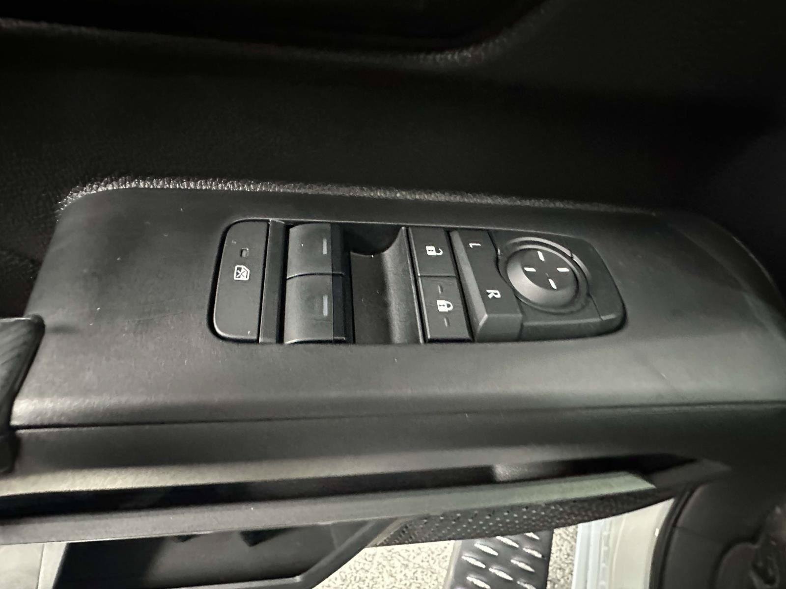 Used 2025 Toyota Tacoma SR AWD/4WD image 15