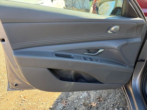 Used 2025 Hyundai Elantra SEL image 18