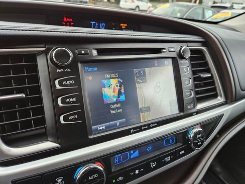 Used 2017 Toyota Highlander XLE image 24