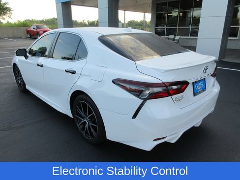 Used 2024 Toyota Camry SE FWD image 3