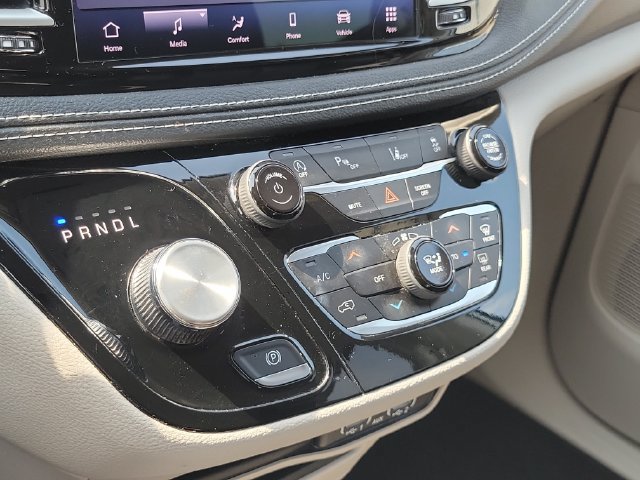 Used 2023 Chrysler Pacifica Touring-L AWD/4WD image 22