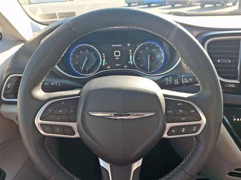 Used 2023 Chrysler Pacifica Touring-L FWD image 19