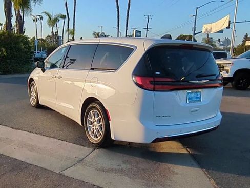 Used 2023 Chrysler Pacifica Touring-L FWD image 6