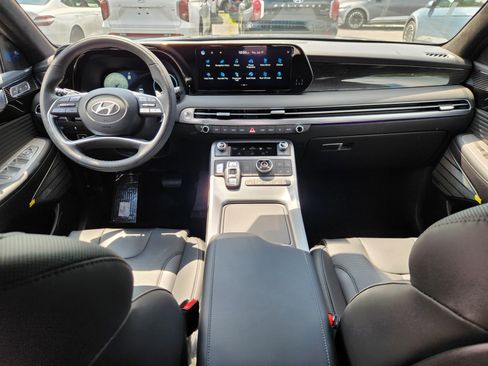 Certified 2025 Hyundai Palisade Calligraphy image 8