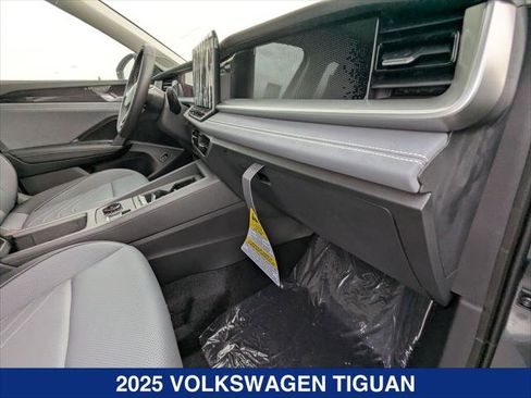 New 2025 Volkswagen Tiguan SE image 19