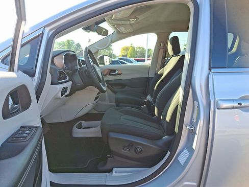 Used 2024 Chrysler Voyager LX image 16
