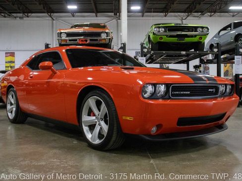 Used 2009 Dodge Challenger SRT8 w/ SRT Option Group II RWD image 10