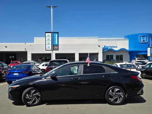 Used 2025 Hyundai Elantra Limited FWD image 4