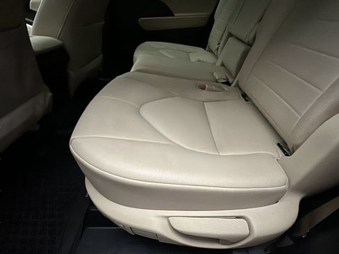Used 2020 Toyota Highlander XLE AWD/4WD image 16