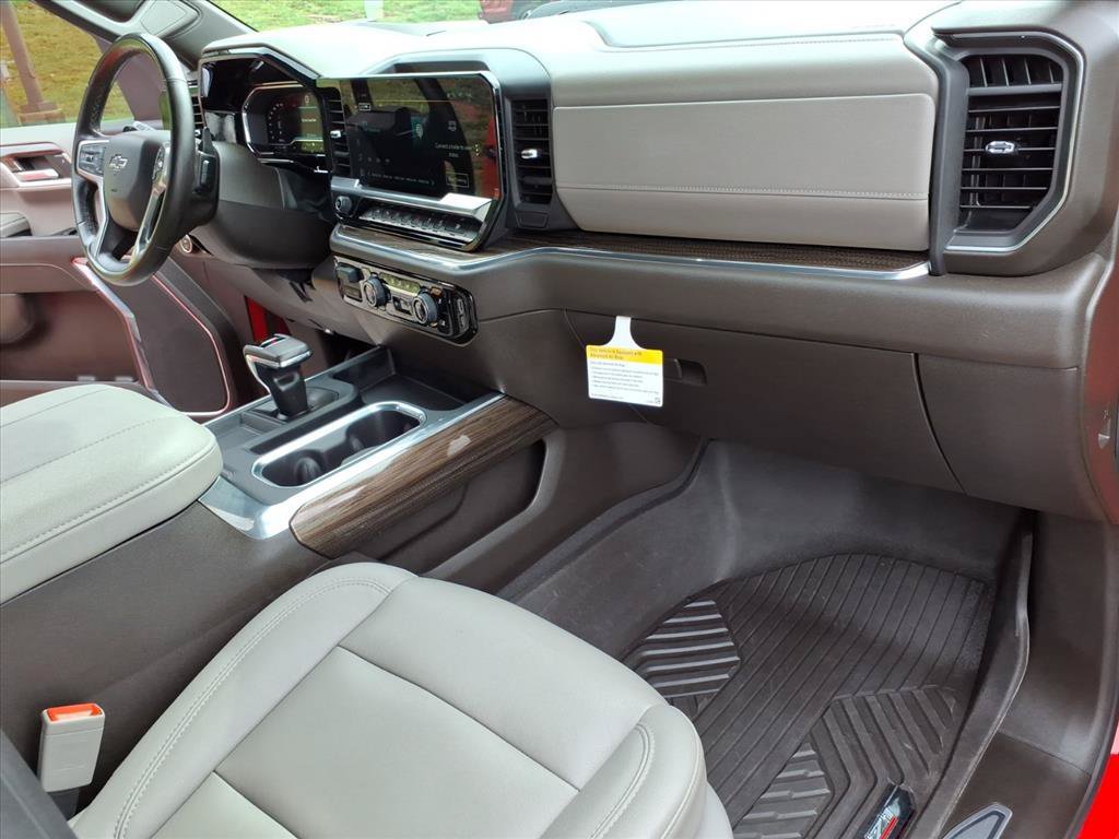 Used 2024 Chevrolet Silverado 1500 LT Trail Boss w/ LT Trail Boss Premium Package AWD/4WD image 16