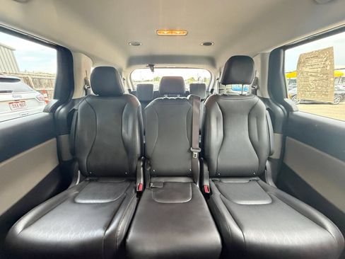 Used 2026 Kia Carnival FWD image 40