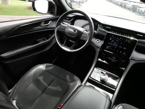 Used 2025 Jeep Grand Cherokee L Altitude AWD/4WD image 9