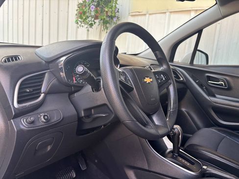 Used 2021 Chevrolet Trax LT FWD image 9