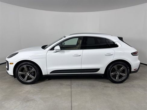 Certified 2023 Porsche Macan image 2