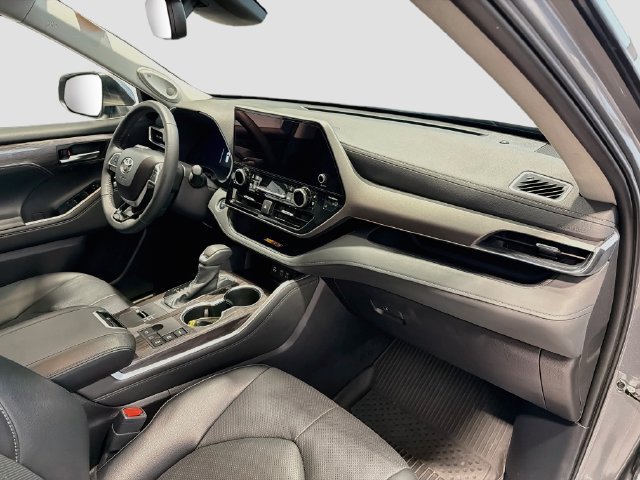Used 2026 Toyota Highlander Limited AWD/4WD image 25