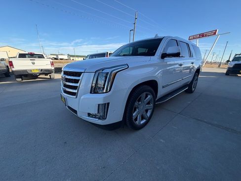 Used 2017 Cadillac Escalade ESV Luxury image 4