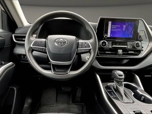 Used 2023 Toyota Highlander L FWD image 2