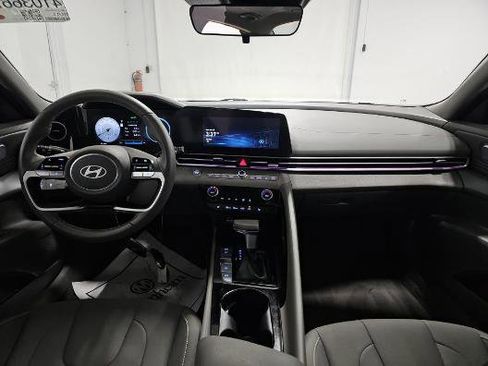 Used 2025 Hyundai Elantra SEL image 7