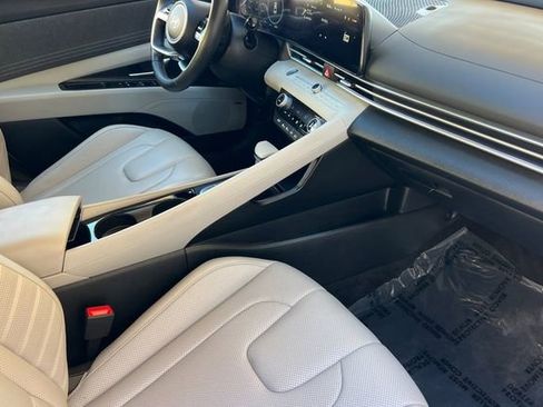 Certified 2025 Hyundai Elantra Limited FWD image 19