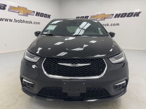 Used 2025 Chrysler Pacifica Select image 2