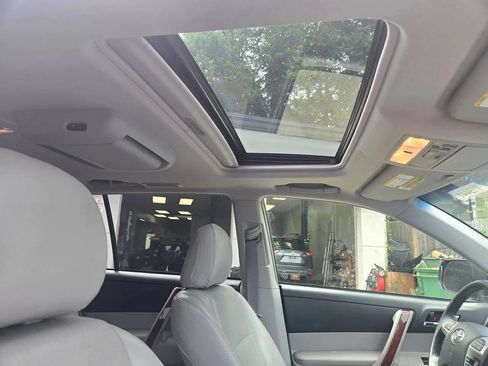 Used 2013 Toyota Highlander Limited AWD/4WD image 36
