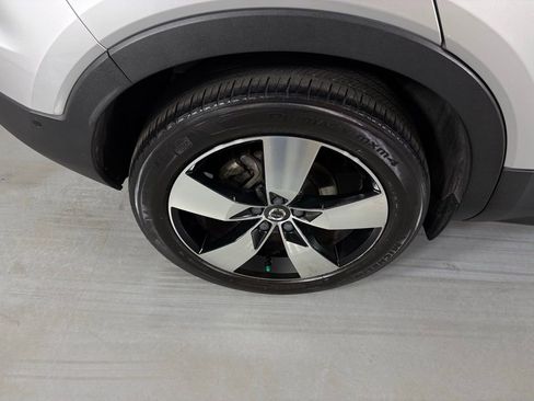 Used 2019 Volvo XC40 T5 Momentum image 11