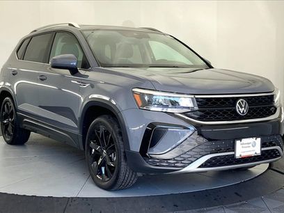 Used 2023 Volkswagen Taos SE w/ Panoramic Sunroof Package